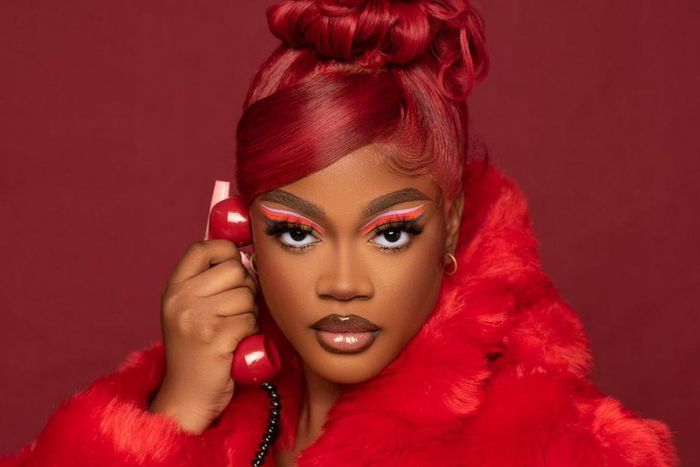 Diane looks fiery in this red eyeliner [instagram/dianeeneje]