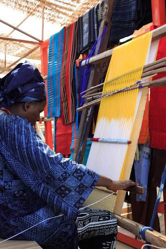 A weaver weaving aso-oke expertly {artsandculturegoogle}