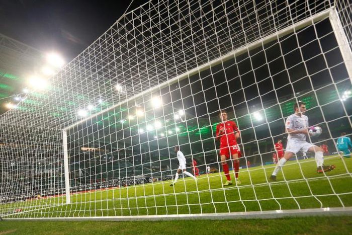 Jonas Hofmann (R) scores for Borussia Moenchengladbach in Friday's 3-2 win over Bayern Munich