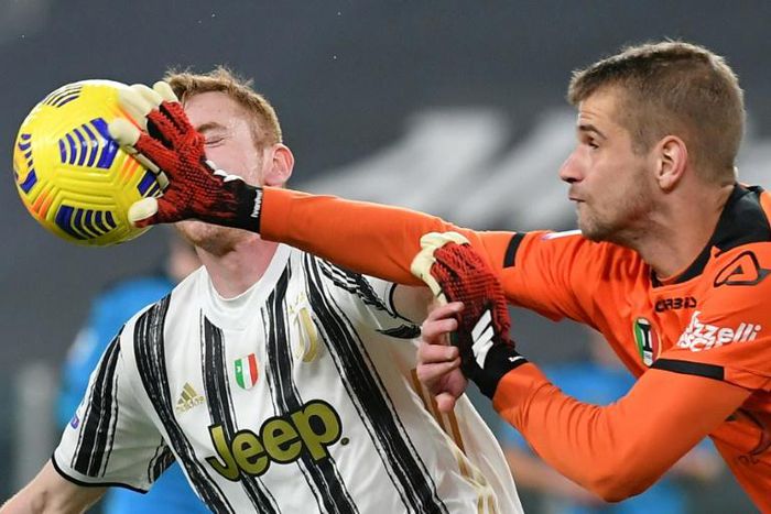 Spezia's Italian goalkeeper Ivan Provedel (R) tested positive after playing Juventus this week