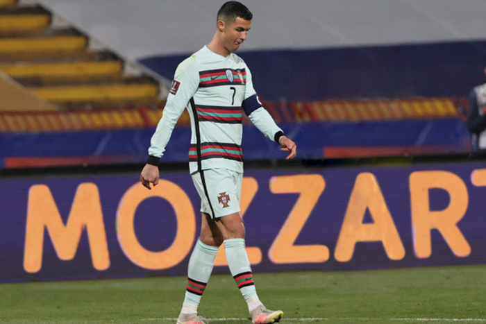 Mozzart Bet buys Cristiano Ronaldo's armband in a humanitarian auction