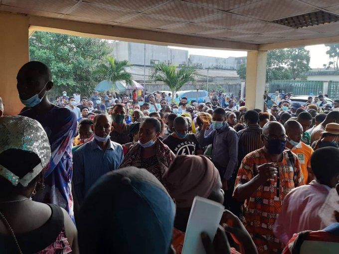 Crowd at the NIMC in Alausa Ikeja, on Monday, Dec 21, 2020 (Twitter: @Prinzgbemi)