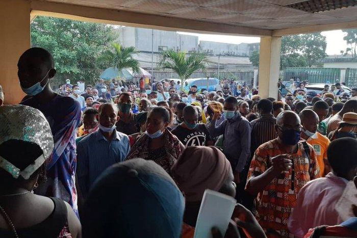 Crowd at the NIMC in Alausa Ikeja, on Monday, Dec 21, 2020 (Twitter: @Prinzgbemi)