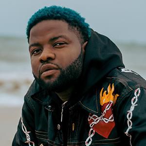 Katika ujumbe uliotumwa kwenye mitandao ya kijamii, mwimbaji wa Nigeria Skales anaangazia utegemezi unaoongezeka wa raia kwa watu wasio wa kiserikali kama VeryDarkMan kwa usaidizi, kutokana na uzembe wa serikali. Matamshi yake yalizua hisia tofauti, yakiangazia tofauti za maoni ndani ya jamii ya Nigeria juu ya jukumu la mashirika ya kiraia na wanaharakati katika ujenzi wa kidemokrasia wa nchi hiyo. Mjadala huu unaangazia masuala mazito na changamano, yanayoakisi jamii katika kutafuta suluhu endelevu ili kuondokana na changamoto zake.