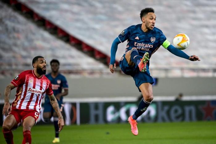 Arsenal forward Pierre-Emerick Aubameyang (R)