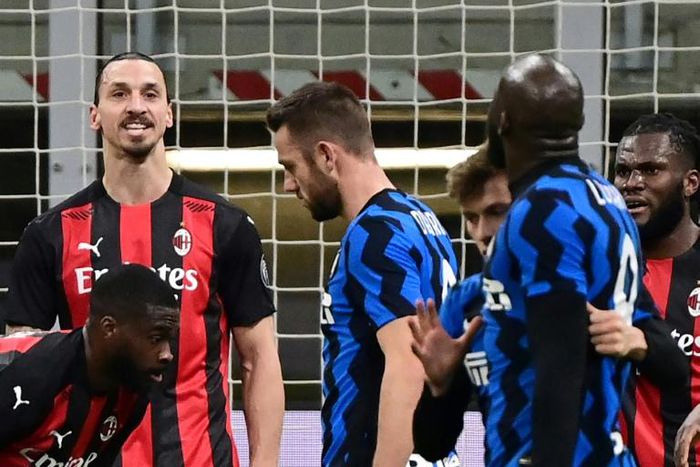 AC Milan's Zlatan Ibrahimovic (L) argues with Inter's Romelu Lukaku (R) during their Italian Cup clash