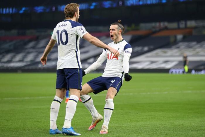 Gareth Bale (R) celebrates with Tottenham team-mate Harry Kane