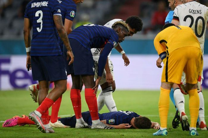 France's defender Benjamin Pavard (C) was hurt in a collision with German defender Robin Gosens