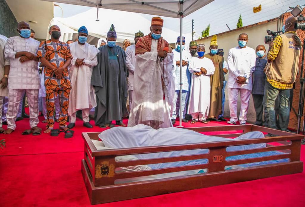 Lying-in-State of Late Alhaji Lateef Jakande during the Pre-burial Prayers at his residence in Ilupeju, Lagos on Friday 12, 2021. [Twitter/@Mr_JAGs]