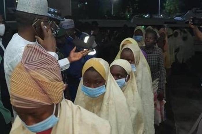 Governor Bello Matalle receiving the kidnapped schoolgirls. [Bello Matawalle]
