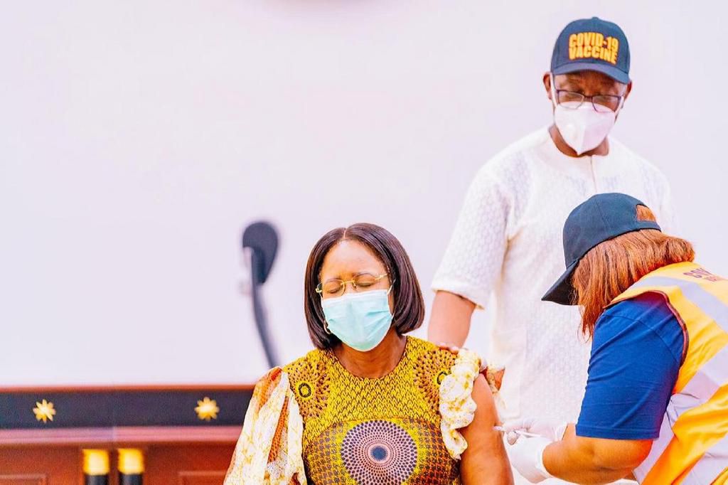 Delta First Lady Edith Okowa takes her AstraZeneca COVID-19 vaccine shot  (Delta Press corps)