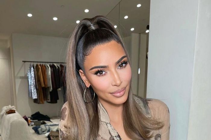 Kim Kardashian in a sleek high ponytail {instagram/kimkardashian}