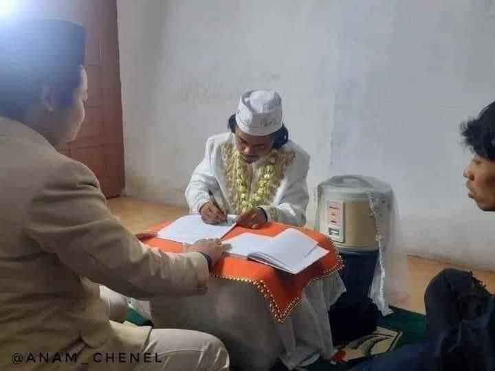 Man marries rice cooker and seals the union at the registry