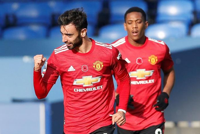 Manchester United midfielder Bruno Fernandes celebrates his equaliser against Everton