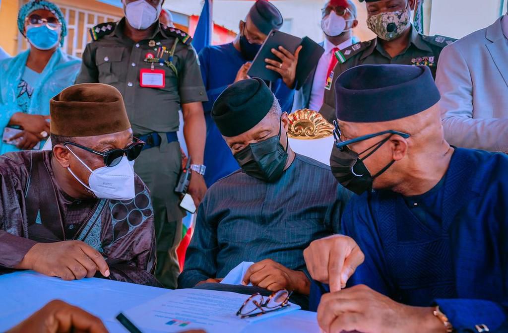 Vice President, Yemi Osinbajo travels to Ikenne for APC membership revalidation. [Presidency]