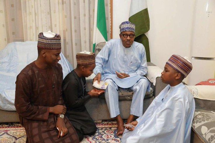President Buhari with kids at the villa (Twitter: @jeffphillips)