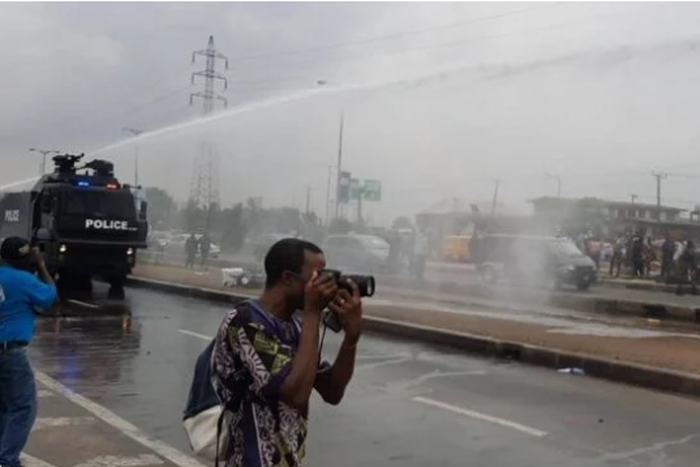 Police unleash water cannon on Yoruba Nation protesters (TheCable)