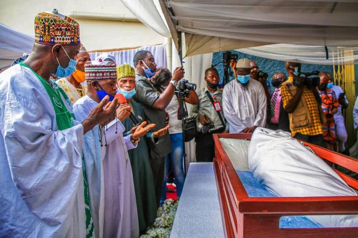Lying-in-State of Late Alhaji Lateef Jakande during the Pre-burial Prayers at his residence in Ilupeju, Lagos on Friday 12, 2021. [Twitter/@Mr_JAGs]