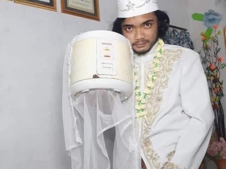 Man marries rice cooker and seals the union at the registry