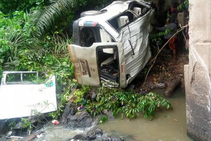 18 seater bus plunges into river in Ondo (Punch)