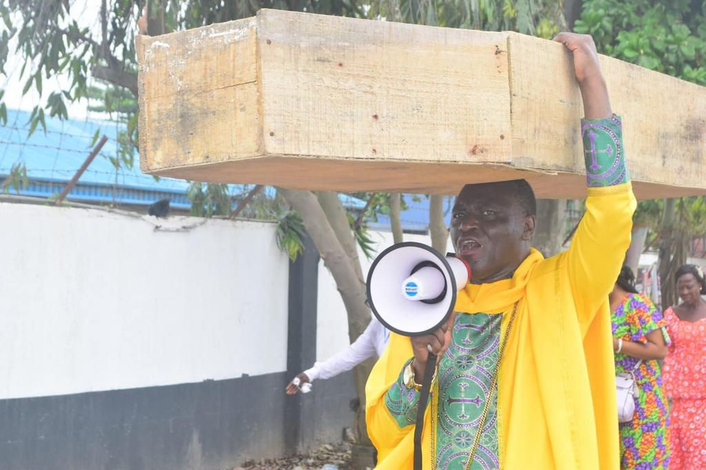 Archbishop Samson Benjamin embarks on a one-man protest with a coffin on his head