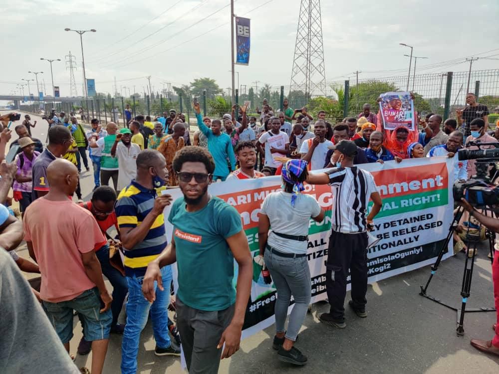Nigerian youths gather at Ojota on Democracy Day to protests against bad governance. (Pulse)
