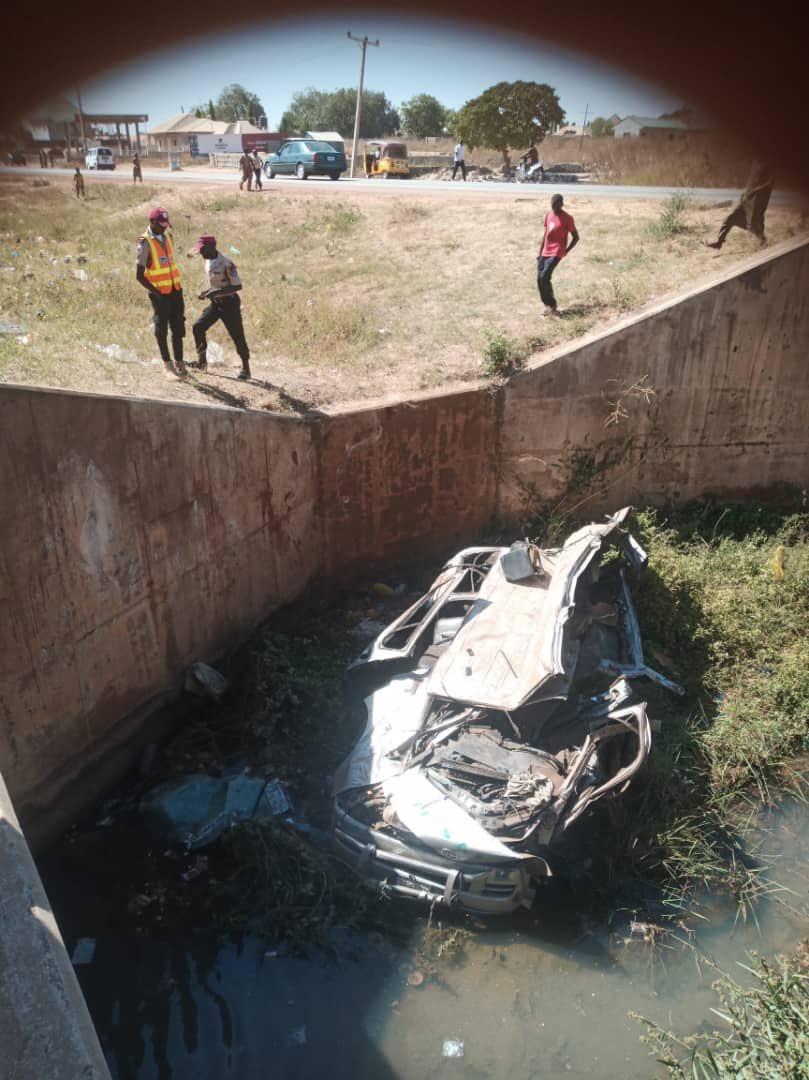 Police say 16 travellers who died on Abuja-Kaduna highway were not killed by gunmen. [Twitter/@samuelaruwan]