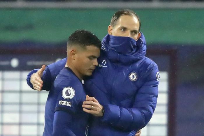 Chelsea's manager Thomas Tuchel (R) with Thiago Silva
