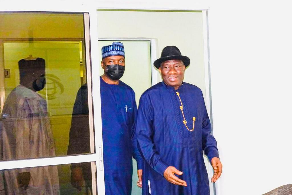 Saraki leads ex-PDP governors and officials to a meeting with former President Goodluck Jonathan at his office in Maitama, Abuja (Pulse)