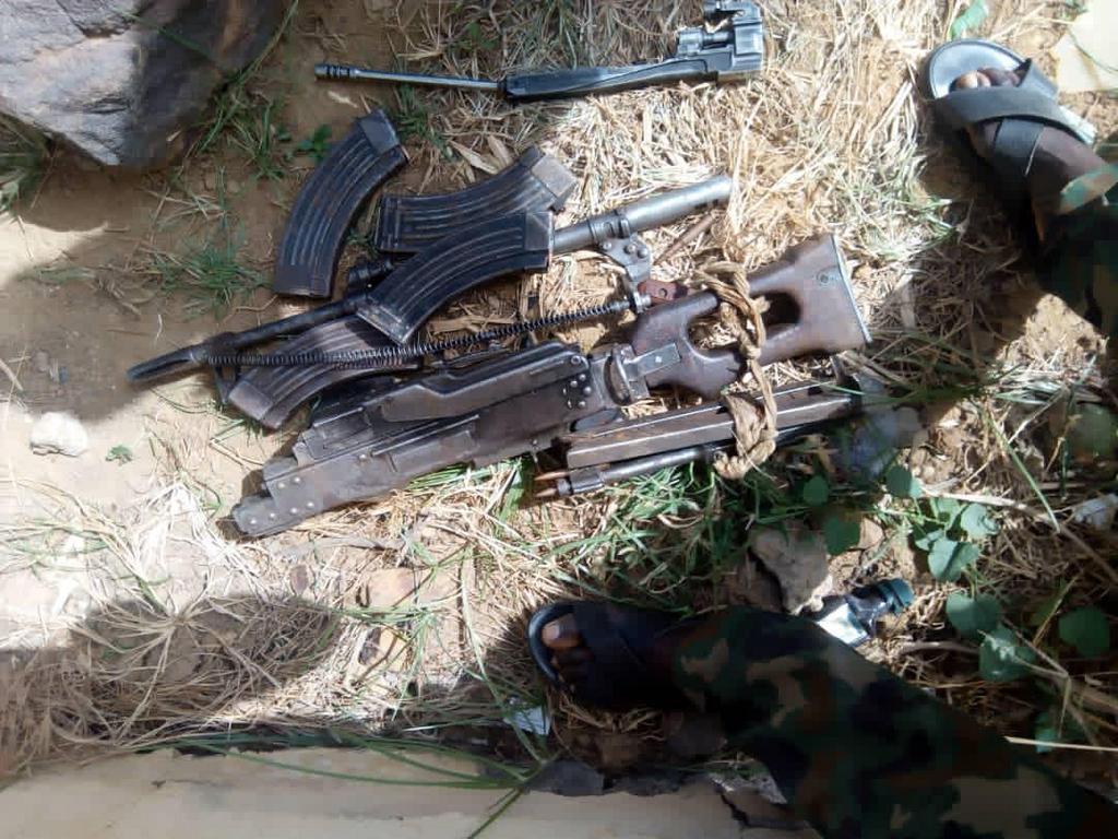Troops arrest gun runners, kill bandits in Sokoto and Zamfara.  [Twitter/@DefenceInfoNG]