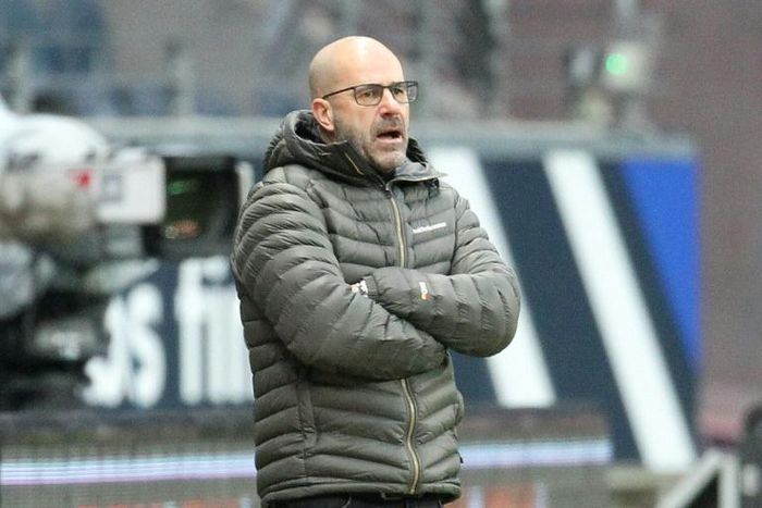 Leverkusen head coach Peter Bosz shows his frustration during their defeat at Eintracht Frankfurt