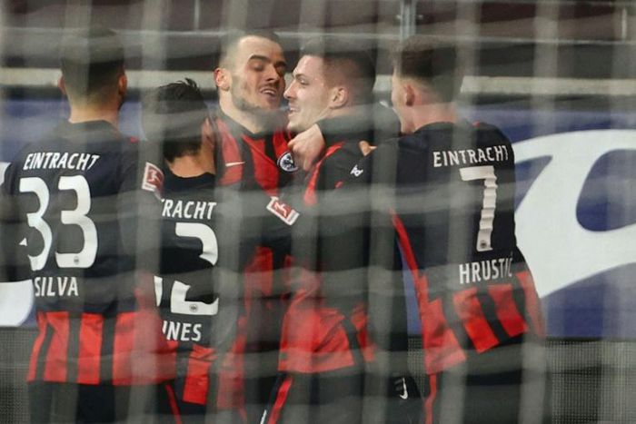 Luka Jovic (2R) celebrates after scoring Eintracht Frankfurt's winning goal on Sunday