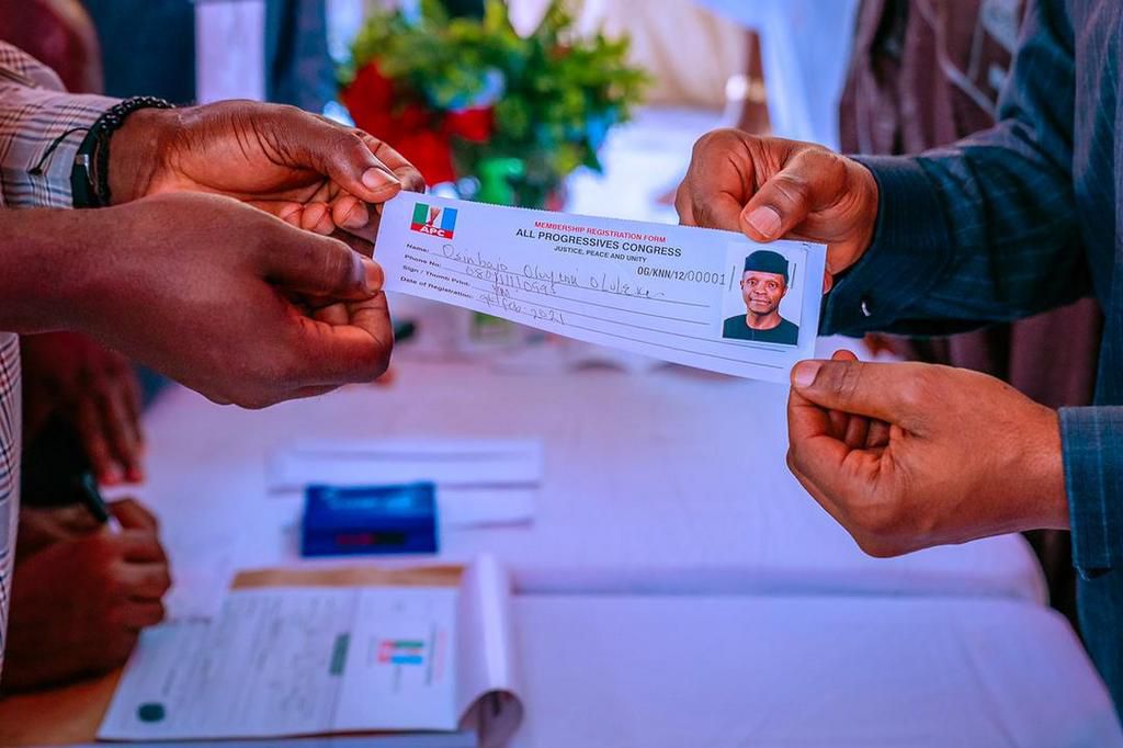 Vice President, Yemi Osinbajo travels to Ikenne for APC membership revalidation. [Presidency]