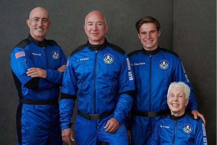 Jeff Bezos and the crew after their space travel (BBC)