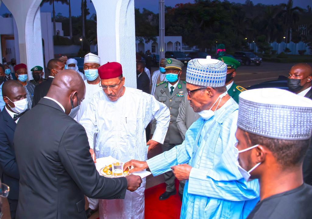 President Muhammadu Buhari breaks his Ramadan fast with Niger President,  Mohamed Bazoum. [Presidency]
