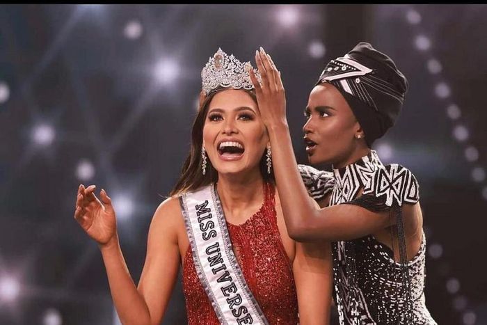 Miss Mexico, Andrea Meza receiving the crown from the former Miss Universe Zozibini Thusi {instagram/andreameza}