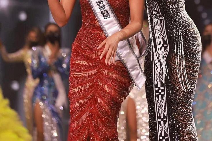 Miss Mexico, Andrea Meza receiving the crown from the former Miss Universe Zozibini Thusi {instagram/andreameza}