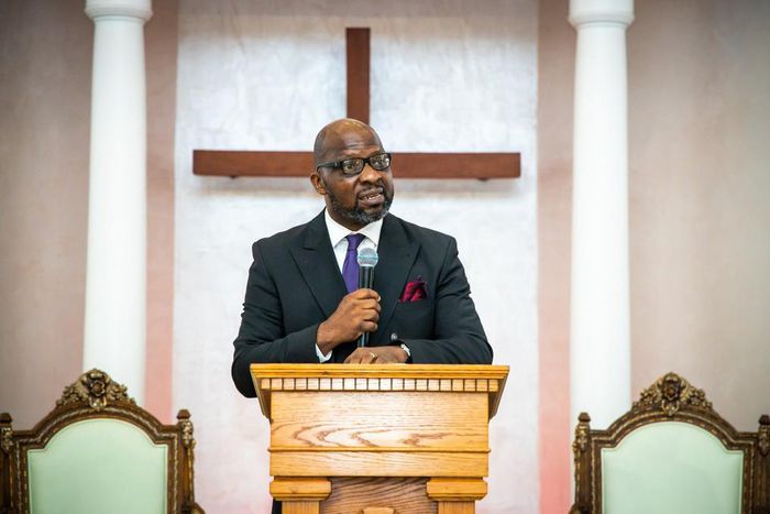 Pastor Yinka Akinbam (Twitter/Pastor Paul Adefarasin)