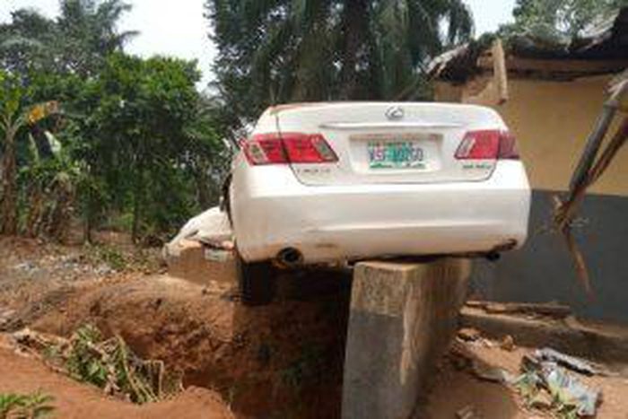 Scene of the accident at Igbo Ukwu community  in Anambra on 27/3/2021 (NAN PHOTOS)