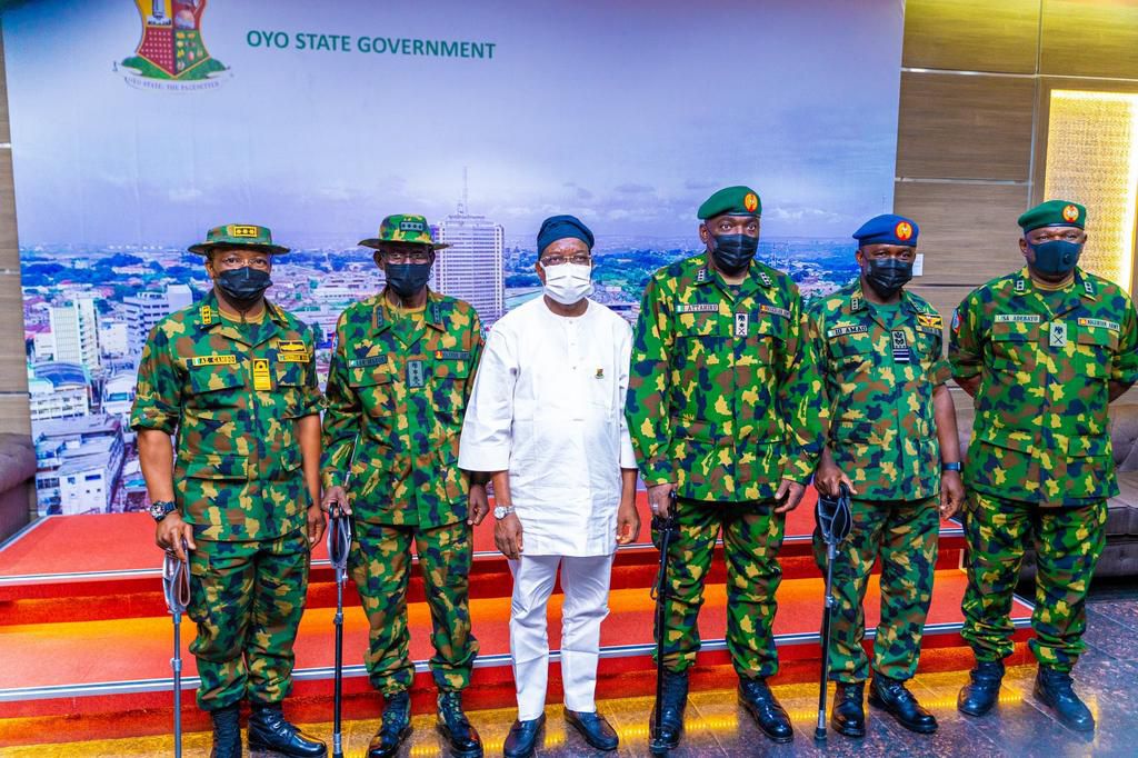 Oyo state Deputy Governor, Alhaji Rauf Olaniyan receives the Chief of Defence Staff, Gen. Lucky Irabor, and other top military personnel to the state. [Twitter/@raufolaniyan]