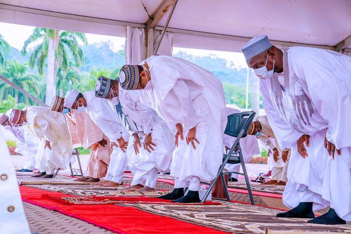 In the photo: President Muhammadu Buhari; president of the Senate, Ahmad Lawan, Speaker, House of Representatives, Femi Gbajabiamila and other Muslim faithful observe Eid prayer at Aso Villa. [Presidency]