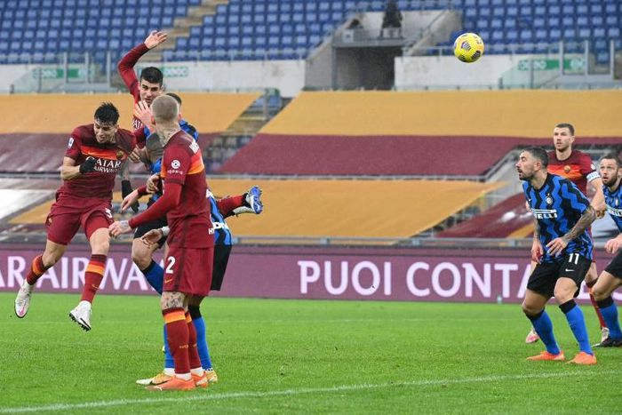 Roma defender Gianluca Mancini (Top L) headed in a late equaliser against Inter Milan.