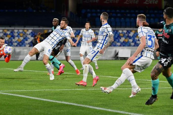 Inter Milan goalkeeper Samir Handanovic's (L) blunder allowed Napoli to get on the scoreboard