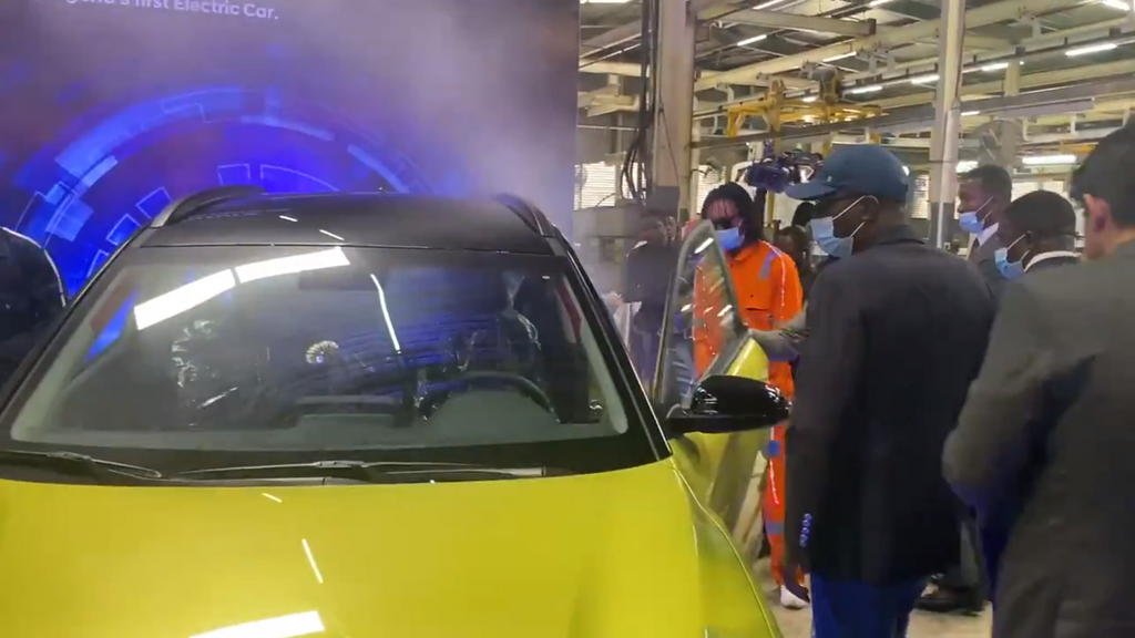 Lagos state Governor, Babajide Sanwo-Olu unveils Nigeria´s first locally-assembled full electric car. [Twitter/@Mr_JAGss]