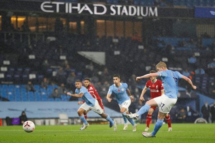 Kevin De Bruyne (right)missed a penalty for Manchester City