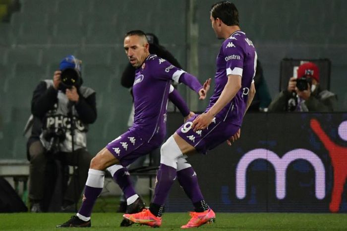 Franck Ribery's (L) Fiorentina are five points above the relegation zone.