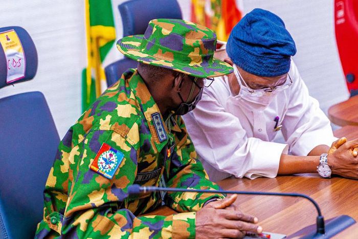 Oyo state Deputy Governor, Alhaji Rauf Olaniyan receives the Chief of Defence Staff, Gen. Lucky Irabor, and other top military personnel to the state. [Twitter/@raufolaniyan]