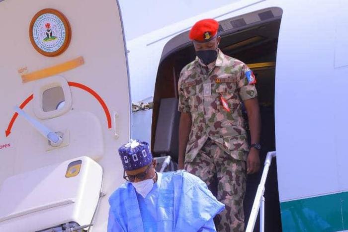 Maiduguri residents troop out to welcome President Buhari. [Daily Post]