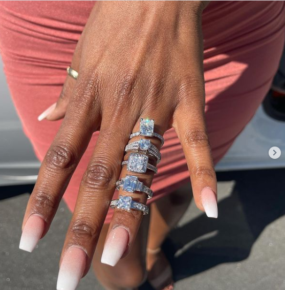 Man proposes marriage to fiancée with 5 different diamond rings, all on the same finger