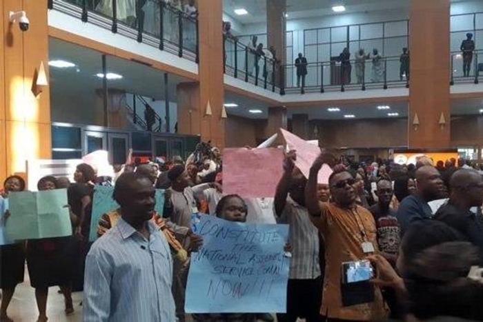 Nigeria’s National Assembly workers demonstrate over unpaid salaries